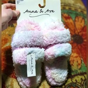 NWT Anna & Ava Fluffy Pink Slippers / House Shoes
